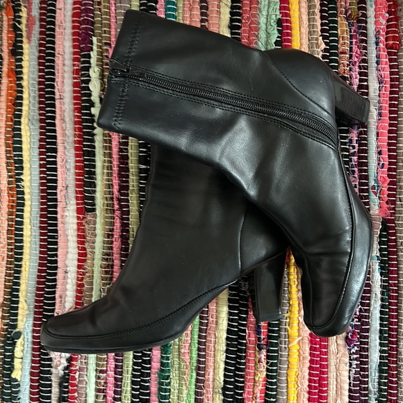 Boots ankle almost new used 2x size 6 nice pair - Picture 4 of 6